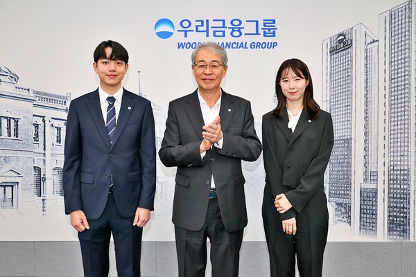 임종룡 우리금융그룹 회장(사진 가운데)이 1일 그룹의 새 가족이 된 동양생명·ABL생명 직원들과 기념촬영하는 모습. [사진=우리금융그룹]