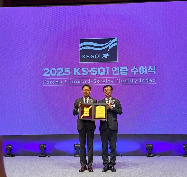 지난 3일 서울 롯데호텔에서 열린 2025 KS-SQI(한국서비스품질지수) 인증 수여식에서 DB손해보험 박권일 본부장(사진 왼쪽)과 한국표준협회 문동민 회장이 기념촬영을 하고있다. [사진=DB손해보험] 
