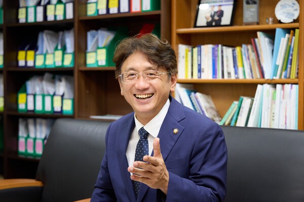 이교우 용인시의원은 "시의회 활동을 통해 젊은 시절부터 품어왔던 갈망을 지역사회에 실천하고 봉사할 수 있는 기회로 삼고 있다"고 했다. [사진=용인특례시의회]