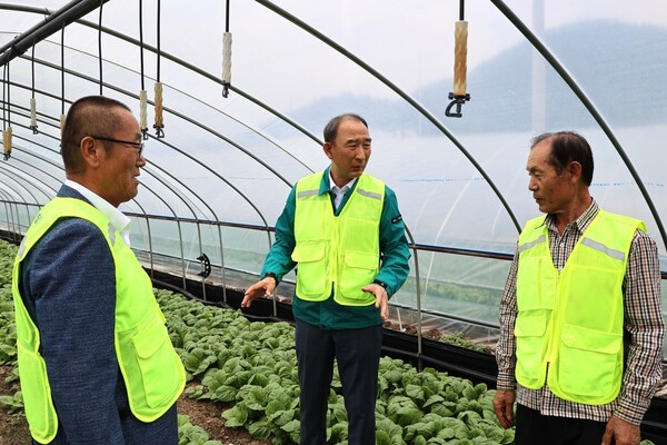 NH농협생명이 14일 대구경북원예농협을 방문해 혹서기 온열질환 예방을 위한 안전물품을 전달하며 농업인 보호 활동을 이어갔다. [사진=NH농협생명 제공]