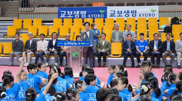 지난 29일 경북 상주시 실내체육관에서 열린 ‘제41회 교보생명컵 꿈나무체육대회’ 탁구 종목 개회식에서 유남규 대한탁구협회 실무부회장이 축사를 하고 있다. [사진=교보생명 제공]