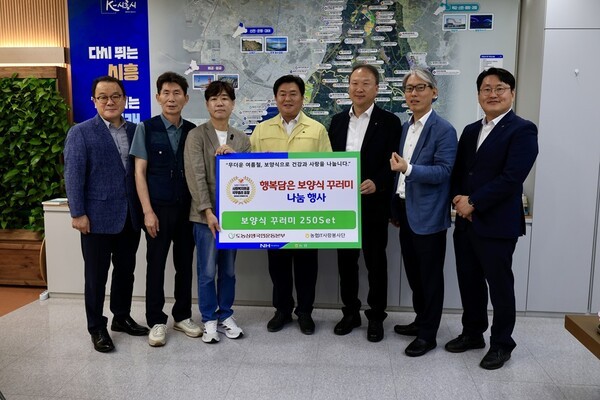 임병택 시흥시장(사진 왼쪽 네 번째), 정태영 정보보호부문 부행장(왼쪽 다섯 번째), 서을구 농협 IT노조위원장(왼쪽 세 번째)이 기념사진 촬영을 하고 있다. [사진=NH농협은행]