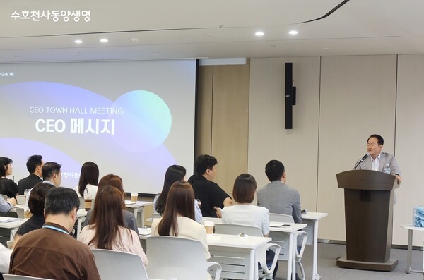 성대규 동양생명 대표이사가 1일 오전, 서울 종로구 그랑서울 본사에서 열린 타운홀 미팅에서 임직원들과 소통하고 있다. [사진=동양생명]