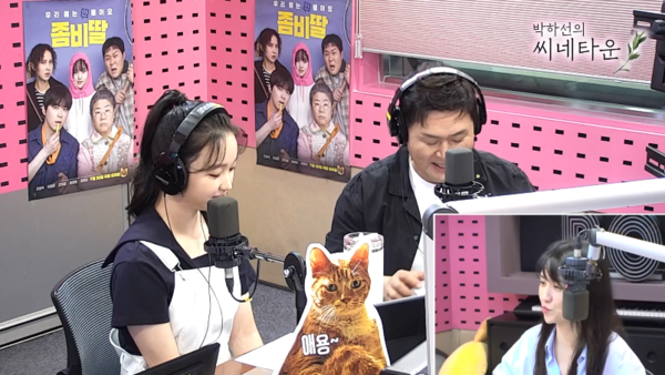 홍보 일정 중 포즈
