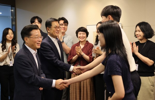 한화생명은 5일 임시주주총회와 이사회를 거쳐 권혁웅 부회장 및 이경근 사장이 각자 대표이사로 취임했다. [사진=한화생명 제공]