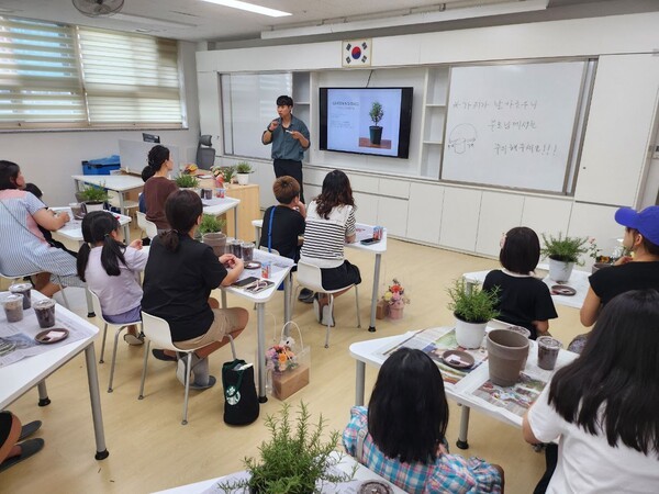 경기도교육청은 도내 28개 늘봄공유학교의 '1센터 1브랜드' 지역 특화 프로그램 운영 강화를 위한 권역별 업무담당자 협의회를 운영한다. [사진=경기도교육청]