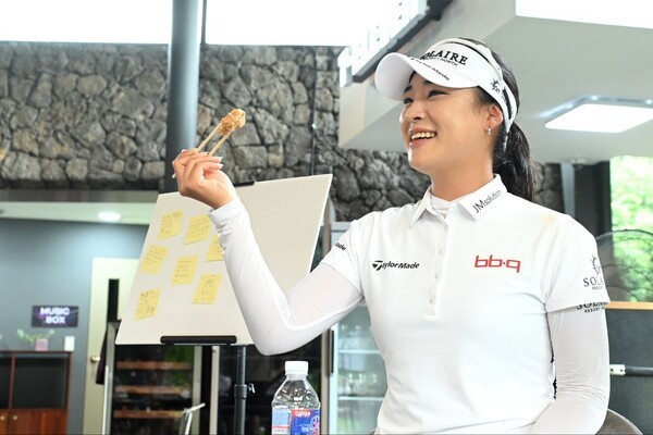 BBQ와 함께한 <b>윤이나</b>, 제주서 팬미팅…삼다수 마스터스 <b>선두 질주</b>