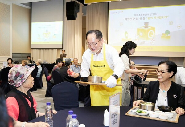 KB손해보험(대표이사 사장 구본욱)은 지난 11일, 말복을 맞아 경기도 의정부시에 위치한 아일랜드캐슬에서 어르신들이 함께 식사를 하며 정서적 교류를 나누는 오프라인 행사를 개최했다. 이날 행사에 참여한 KB손해보험 오병주 경영관리부문장이 배식 봉사를 하고 있다. [사진=KB손해보험 제공]