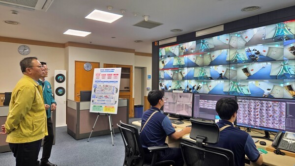 지난 20일 진행된 우리은행 을지연습 민방공 대피훈련을 정진완 은행장이 종합상황실에서 참관하고 있다. [사진=우리은행]