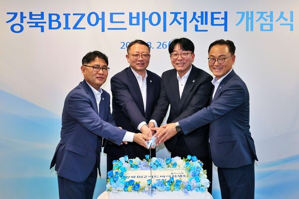 지난 26일 LG서울역빌딩에서 열린 우리은행 '강북BIZ어드바이저센터' 개점식에 (사진 왼쪽부터) 박종화 우리은행 강북BIZ어드바이저센터 RM지점장, 정진완 우리은행장, 김동성 강북BIZ어드바이저센터장, 배연수 우리은행 기업그룹장이 참석해 기념촬영을 하고 있다. [사진=우리은행]