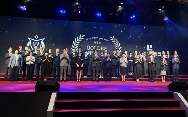 메트라이프생명 골든펠로우 대표 임재연, 동양생명 골든펠로우 대표 유선애, ABL생명 골든펠로우 대표 현용재, KB라이프생명 골든펠로우 대표 김지근, 한화생명 골든펠로우 대표 정미경, 금융위원회 이형주 상임위원, 생명보험협회 김철주 회장, 삼성생명 골든펠로우 대표 변인승, 교보생명 골든펠로우 대표 이은주, 미래에셋생명 골든펠로우 대표 유수경, 흥국생명 골든펠로우 대표 박경애, 신한라이프생명 골든펠로우 대표 정인택 등이 기념촬영을 하고 있다. [사진=생명보험협회]