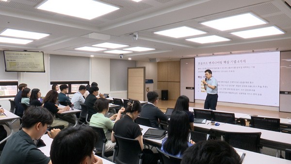 NH농협생명은 지난 28일 서울 서대문구 본사에서 임직원의 디지털· AI 기반 업무혁신을 선도하기 위한 생성형 AI 활용 특별강연을 실시했다. [사진=NH농협생명 제공]