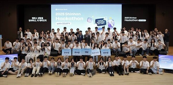 지난 8월 29일부터 31일까지 경기도 용인시 소재 신한은행 연수원 ‘블루캠퍼스’에서 진행된 ‘2025 신한 해커톤 with SSAFY’에서 윤준호 신한은행 Tech그룹장(세번째 줄 가운데), 최혁재 신한은행 디지털이노베이션그룹장(맨 뒷줄 왼쪽 첫번째), 대회관계자들 및 참가자들이 기념촬영하고 있다. 사진=신한은행 제공