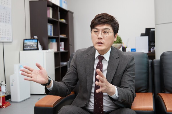 안치용 용인특례시의원은 "자신의 삶은 '코미디', 성향은 '예스맨'"이라며, 포용력있는 리더십을 우회적으로 드러냈다. [사진=용인특례시의회]