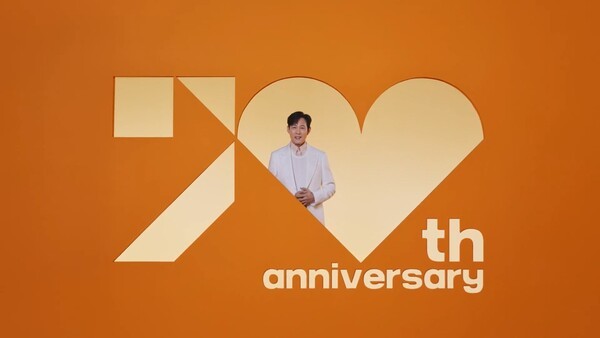현대해상은 창립 70주년을 맞아 배우 이정재와 함께 신규 기업PR TV광고 ‘70주년 고객 감사’편을 공개했다고 5일 밝혔다. [사진=현대해상]