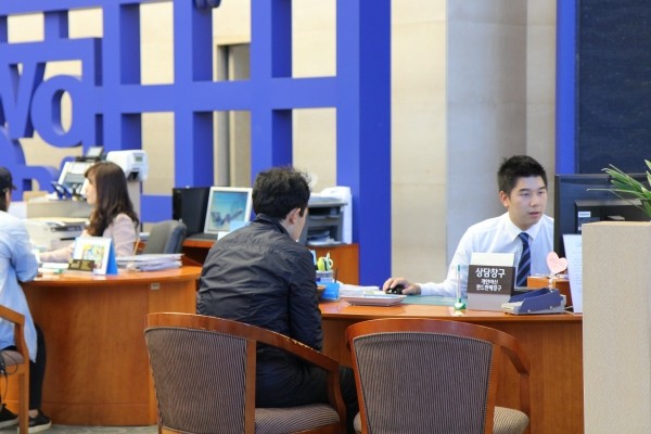 우리은행은 이달부터 '본부부서 월별 유연근무제' 관리도 강화한다. 먼저 시범 운영으로 진행하고 10월부터는 부서별, 직원별 사용현황 관리 등 관련 유연근무제도 준수 여부를 엄격히 관리한다는 방침이다. [사진=연합뉴스]