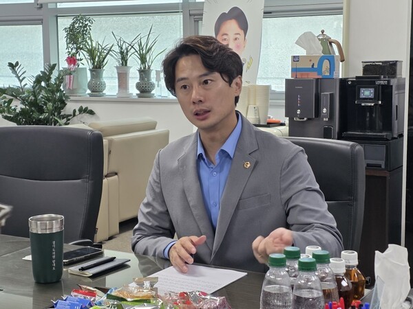 '미래 세대를  위한 정치인'으로 불리고 싶다는 황대호 경기도의회 문화체육관광위원회 위원장. [사진=중앙이코노미뉴스]