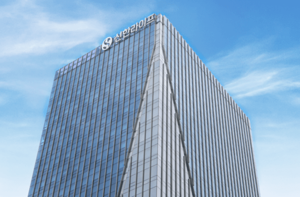 신한라이프가 생성형 AI 활용을 위한 대규모 지식베이스 구축 프로젝트를 마무리하고 보험 약관과 상품 데이터를 정밀 구조화해 고객 편의성 혁신에 나섰다. [사진=신한라이프 제공]