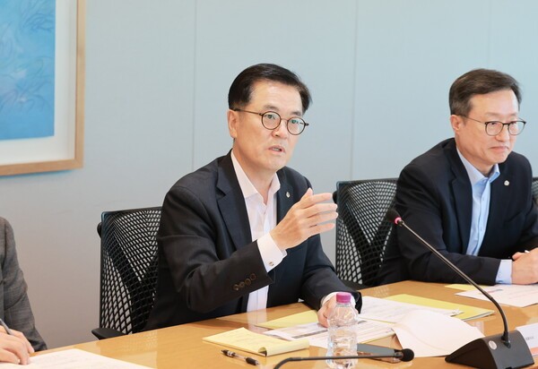 지난 18일 열린 ‘고객신뢰혁신 TF’ 출범 킥 오프 미팅에서 이경근 대표이사 사장이 발언하고 있다. [사진=한화생명]