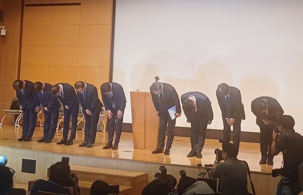 18일 롯데카드가 개최한 사이버 침해 사고에 대한 긴급브리핑에서 주요 임직원이 고개를 숙여 사과를 하고 있다. [사진=중앙이코노미뉴스]