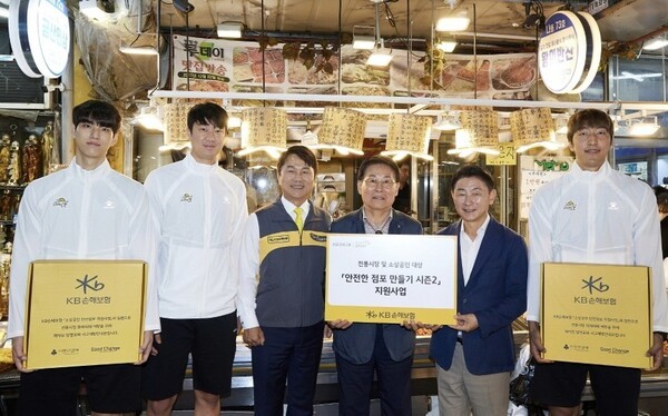 왼쪽부터 KB스타즈 임성진 선수, 나경복 선수, KB손해보험 구본욱 사장(왼쪽에서 세번째), 조진식 의정부제일시장번영회장, 김동근 의정부시장, KB스타즈 차영석 선수.[사진=KB손해보험 제공]