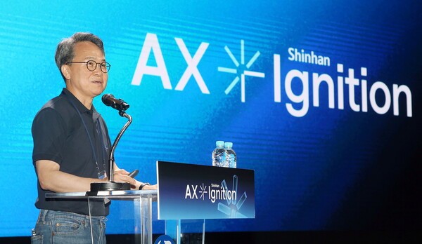 진옥동 신한금융그룹 회장이 지난 7월 1일 경기도 용인 신한은행 블루캠퍼스에서 열린 ‘2025년 하반기 경영포럼’에서 강평을 하고 있다. [사진=신한금융그룹]