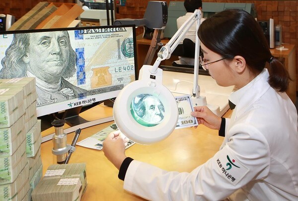 국내 은행권에서 적발된 위·변조 화폐 규모가 지난 4년여 동안 32만달러, 한화로 4억 4500만 원에 달하는 것으로 나타났다. [사진=연합]