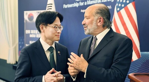 김정관 산업통상자원부 장관이 25일(현지시간) 미국 워싱턴 DC 월라드 인터콘티넨탈호텔에서 열린 한미 제조업 파트너십 양해각서(MOU) 체결식에서 하워드 러트닉 미국 상무부 장관과 대화하고 있다. [사진=연합]