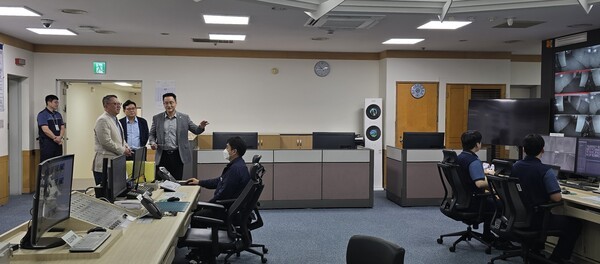 정진완 우리은행장이 6일 서울 중구에 소재한 우리은행 본점 관제실을 방문해 비상근무 인력들을 격려하고, 연휴기간 전산 및 고객응대 시스템의 안정적 운영상황을 점검했다. [사진=우리은행]