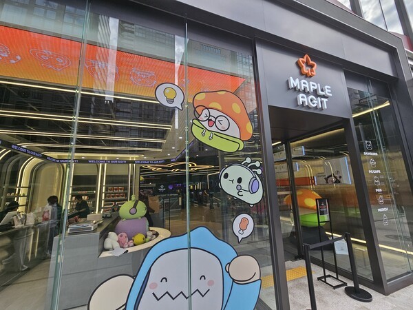 [현장] 강남역 4번 출구 앞 메이플 분위기 '물씬'...정식 오픈 앞둔 '메이플 아지트'