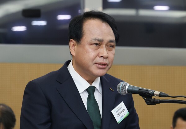  21일 대전 동구 국가철도공단 본사에서 열린 국회 국토교통위원회의 한국철도공사(코레일)·국가철도공단·에스알(SR)에 대한 국정감사에서 한국철도공사 정정래 사장직무대행이 모두발언을 하고 있다.[사진=연합]