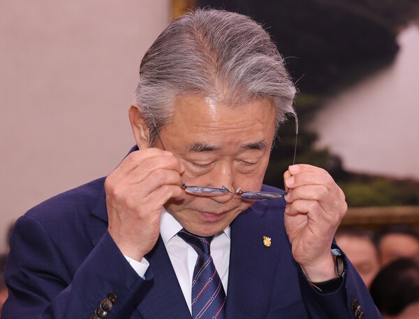 24일 강호동 농업협동조합중앙회 회장이 서울 여의도 국회 농림축산식품해양수산위원회에서 열린 국정감사에서 안경을 쓰고 있다. [사진=연합뉴스]