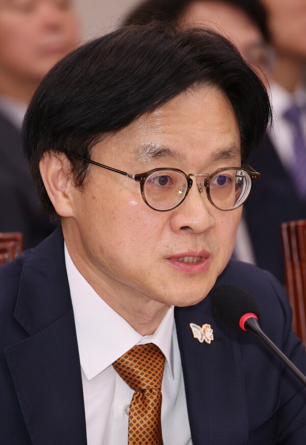 김정관 산업통상부 장관이 24일 서울 여의도 국회 산업통상자원중소벤처기업위원회에서 열린 국정감사에서 의원 질의에 답하고 있다.[사진=연합]