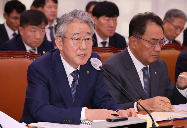 24일 강호동 농업협동조합중앙회 회장이 서울 여의도 국회 농림축산식품해양수산위원회에서 열린 국정감사에서 의원 질의에 답하고 있다. [사진=연합뉴스]