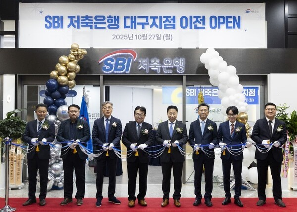 김문석 SBI저축은행 대표이사(오른쪽 네번째), 조규식 교보생명 채널담당 부사장(오른쪽 세번째) 등이 지난 27일 대구지점을 이전 오픈 기념식에서 기념촬영을 하고 있다. [사진=SBI저축은행]