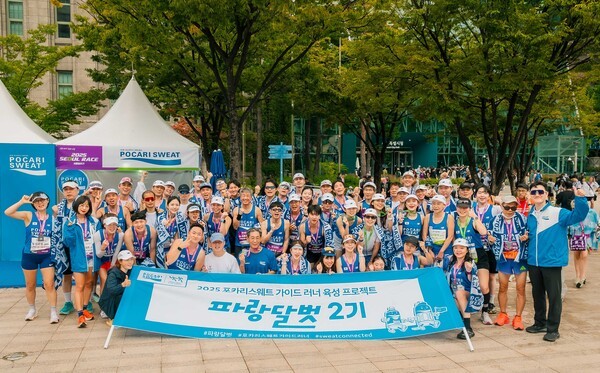 2025 서울달리기에 참가한 파랑달벗 시각장애인, 가이드러너들이 완주 후 기념사진 촬영을 하고 있다. [사진=동아오츠카]
