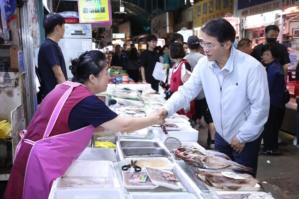이동환 고양특례시장이 전통시장을 방문, 소상공인을 격려하고 있다. [사진=고양특례시]