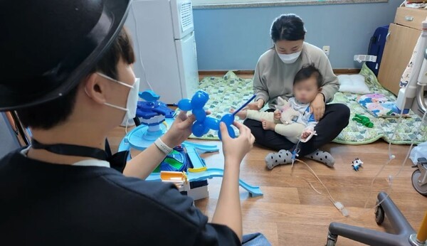 마술동아리 '마피아'가 소아병원 어린이를 대상으로 마술쇼를 하고 있다. [사진=시흥시]