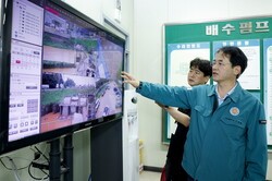 이동환 고양특례시장이 지난 8월 강매배수펌프장을 찾았다. [사진=고양특례시]