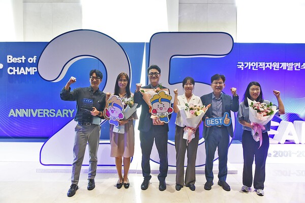 경기도경제과학진흥원이 디지털 행정혁신과 인공지능(AI) 기반 기업지원 성과를 인정받아 경기도 공공기관 우수정책 평가에서 최우수상과 장려상을 동시에 수상했다. [사진=경과원]