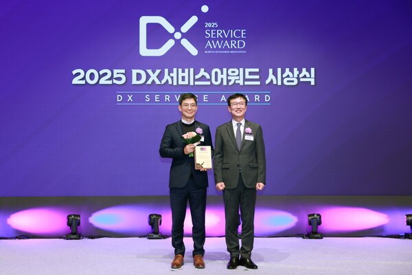 11일 서울시 중구 소공동에 위치한 롯데호텔에서 진행된 2025 DX서비스어워드 시상식에서 문동민 한국표준협회장(좌측에서 2번째)과 이한 KB국민은행 S&T본부장(좌측에서 1번째)이 기념촬영을 하고 있다. [사진=KB국민은행 제공]