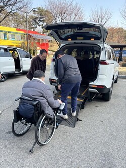 특별교통수단에 탑승하고 있는 이용객. [사진=고양특례시]