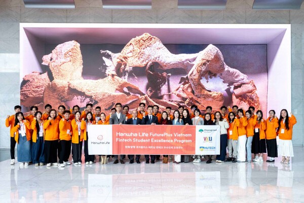 한화생명 퓨처플러스 베트남 핀테크 우수인재 초청연수 참가자들이 서울 여의도 63빌딩에서 기념 촬영을 하고 있다. [사진=한화생명 제공]