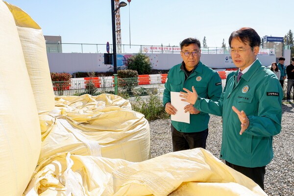이동환 고양특례시장이 2025~2026 겨울도로 제설 대책 현장 점검하고 있다. [사진=고양특례시]
