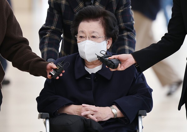 휠체어를 탄 이배용 전 국가교육위원장이 13일 서울 광화문 KT 빌딩에 마련된 김건희특검 사무실로 재출석하고 있다. [사진=연합]