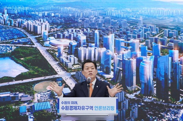 이재준 수원특례시장이 지난 6월 수원 경제자유구역 언론브리핑을 열고 지정을 위해 노력하겠다고 설명하고 있다. [사진=수원시]
