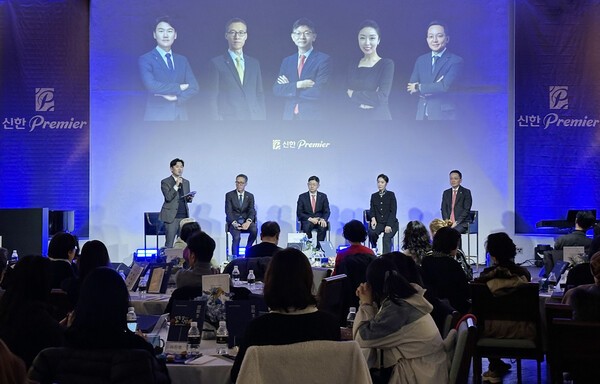 지난 17일 정동1928 아트센터에서 진행된 '신한 Premier Culture 정동길 낭만'행사에서 신한 Premier 패스파인더 전문가들이 금융 대담을 진행하는 모습이다. [사진=신한은행 제공]