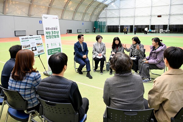 김동근 의정부시장이 지난 17일 모두의운동장 개방 3주년 기념 간담회에서 참석자들과 소통하고 있다. [사진=의정부시]