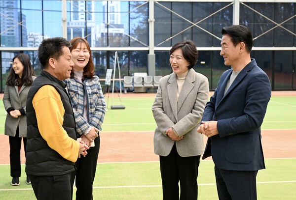 김동근 시장이 지난 17일 모두의운동장 개방 3주년 기념 간담회를 갖고 운동장 이용자와 소통하고 있다. [사진=의정부시]