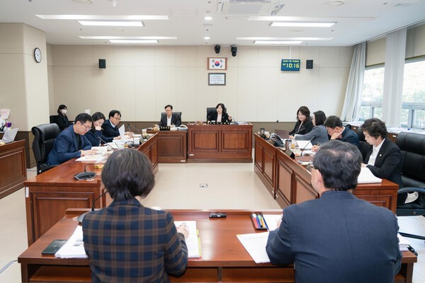 용인특례시의회 경제환경위원회는 17일 경제환경위원회 소관 경제산업국과 농림축산국 소속 부서를 대상으로 행정사무감사를 했다. [사진=용인특례시의회] 